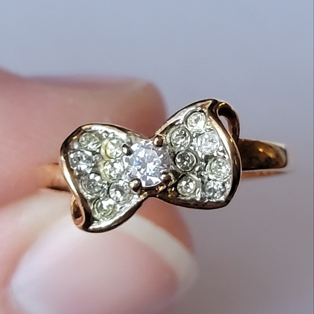Vintage Bow Ring DAC Clear Diamond Like Stone Pave Center Gold Tone Size 8.5